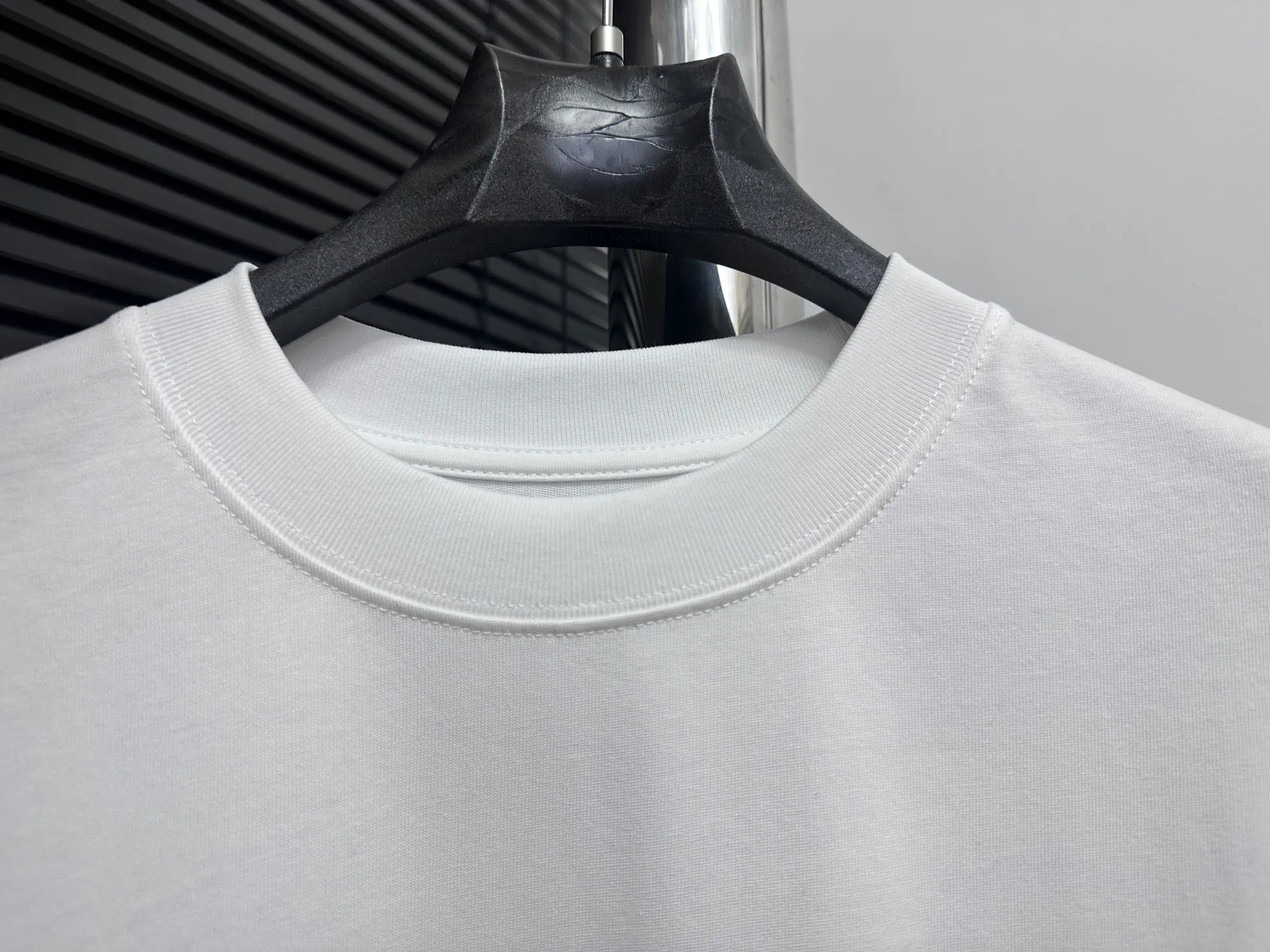 🅿️180 [ChromeHearts] ChromeHearts 24ss horseshoe pulped round neck T-shirt. Original fabric. Official same style. Short-sleeved T-shirt. Customized 260g same vat dyed fabric. Very comfortable to touch. Latest brick cabinet synchronization for spring and summer. Fashionable and personalized. Super versatile and good-looking. Very suitable for both men and women. Must-have style. Tag. Collar label. Washed wheat. Three labels complete. Color: black white. Size: XS-L.